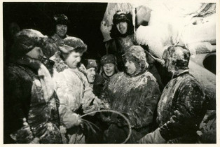Дрейф л/к «Г. Седов». И.Д. Папанин среди моряков. Фотография из собрания Музея морского флота