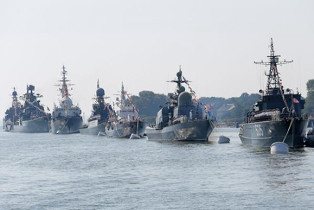 Парад кораблей Балтийского флота сегодня. Источник изображения:
https://defendingrussia.ru/upload/articles/2/2367/main_image/7f8dce5bbeda654cf4d024c65ec4424b_cropped.jpg