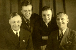 После награждения С.П. Мышевского орденом Красной Звезды. 1938 г. Слева направо: С.П. Мышевский, С.И. Ушаков, П.П. Караянов, П. Поль. Музей морского флота