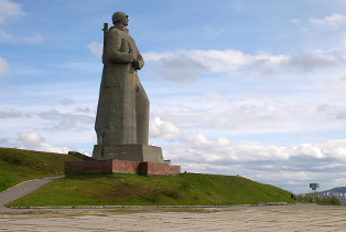 Памятник защитникам Мурманска – «Алеша». Источник изображения:
http://ordenrf.ru/upload/novosty-info/murmansk-1.jpg
