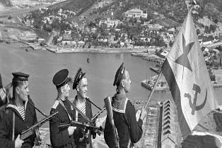 Советские моряки в освобожденном Порт-Артуре. 1945 г. Источник изображения:
https://yandex.ru/images/search?text=%D0%B2%D0%B7%D1%8F%D1%82%D0%B8%D0%B5%20%D0%BF%D0%BE%D1%80%D1%82-%D0%B0%D1%80%D1%82%D1%83%D1%80%D0%B0%20%D0%B2%201945%20%D0%B3%D0%BE%D0%B4%D1%83&img_url=https%3A%2F%2Fpgpb.ru%2Fmedia%2Fevent%2F58054026e2bf40a0ad98fe1bc51f56f7.jpg.1210x480_q85_box-0%252C239%252C1024%252C646_crop_detail.jpg&pos=10&rpt=simage&lr=10725