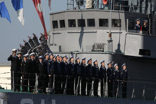 Моряки российского ВМФ на параде. Источник изображения:
https://yandex.ru/images/search?text=%D0%BC%D0%BE%D1%80%D1%8F%D0%BA%D0%B8%20%D1%80%D0%BE%D1%81%D1%81%D0%B8%D0%B9%D1%81%D0%BA%D0%BE%D0%B3%D0%BE%20%D0%B2%D0%BC%D1%84%20%D0%BD%D0%B0%20%D0%BA%D0%BE%D1%80%D0%B0%D0%B1%D0%BB%D0%B5%20%D1%84%D0%BE%D1%82%D0%BE&img_url=https%3A%2F%2Fcdnfr1.img.sputniknews.com%2Fimages%2F101612%2F39%2F1016123940.jpg&pos=16&rpt=simage&lr=10725