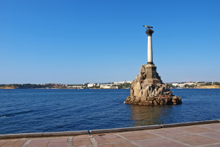 Севастополь – гордость России. Город русской морской славы. Источник изображения:
https://fermer.ru/files/v2/forum/182726/fotokrimsevastopol1.jpg