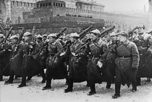 Ноябрьский парад 1941 года в Москве. Источник изображения: https://b1.m24.ru/c/141367.jpg