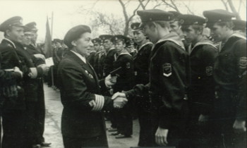 А.И. Щетинина вручает курсантские билеты. 1962 г. Из архива Музея истории МГУ