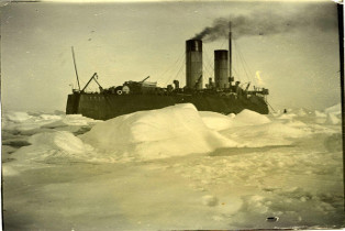 Ледокол «Ермак» в тяжелых льдах. Вид с кормы. 1899 (?). Из фондов Музея морского флота