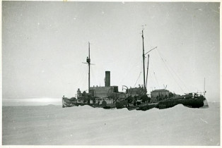 Л/к «Таймыр» во льдах. 1938 г. Из фондов Музея морского флота