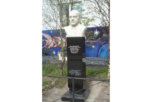 Бюст В.С. Пикуля. Источник изображения: http://libkids51.ru/map/monuments/alleys/alleya_pisatelei.shtml