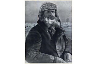 О.Ю. Шмидт в лагере. Фотография из альбома «Героическая эпопея. Арктический поход и гибель «Челюскина». Музей морского флота
